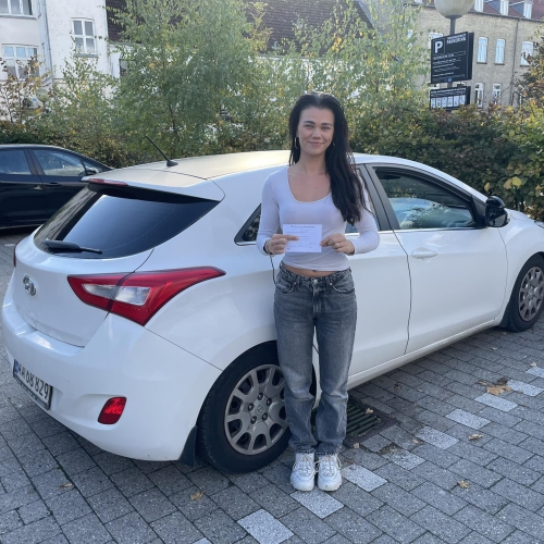 Elev tager kørekort hos køreskole i Herfølge