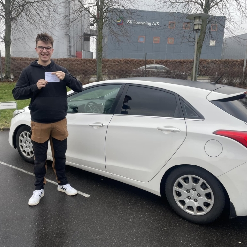 Elev tager kørekort hos køreskole i Lille Skensved
