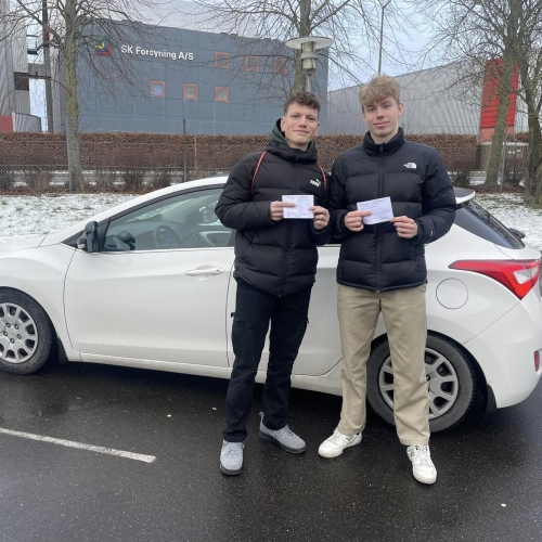 Elev tager kørekort hos køreskole i Solrød