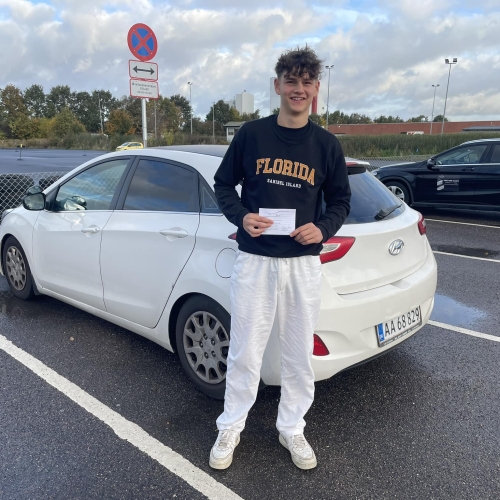 Kørelærer underviser elev fra Solrød