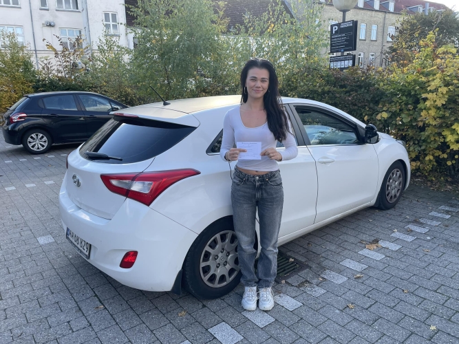 Elev tager kørekort hos køreskole i Herfølge