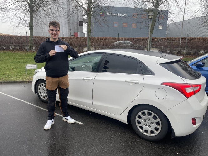 Elev tager kørekort hos køreskole i Lille Skensved