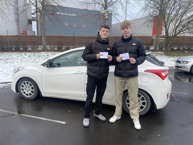 Elev tager kørekort hos køreskole i Solrød