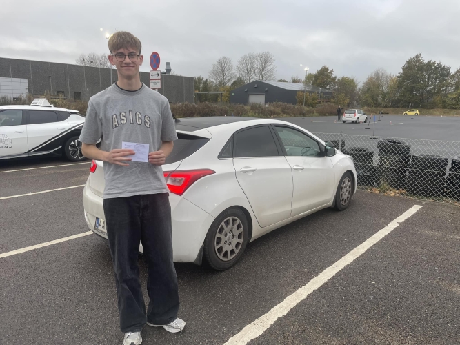 Kørelærer underviser elev fra Herfølge