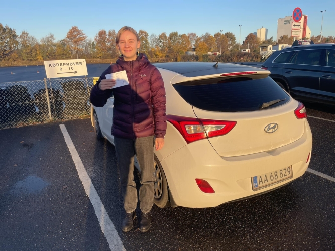 Kørelærer underviser elev fra Lille Skensved