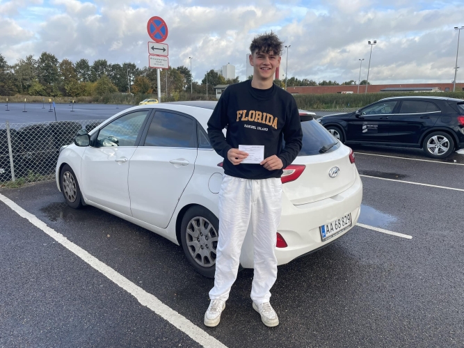 Kørelærer underviser elev fra Solrød